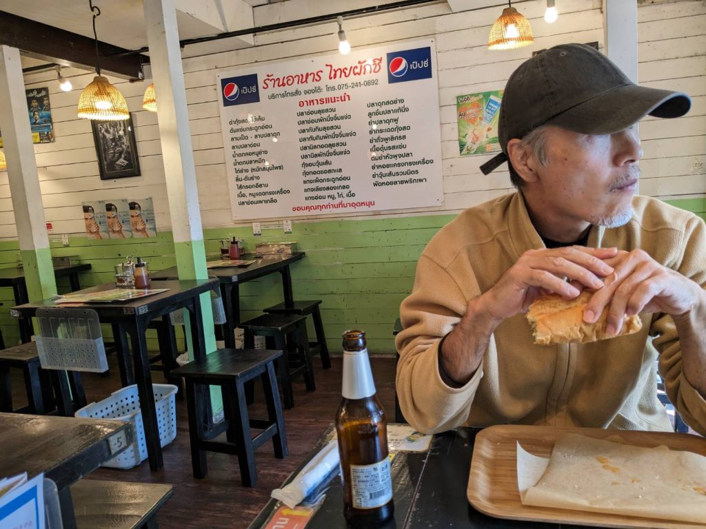 お店でお酒を飲む 私