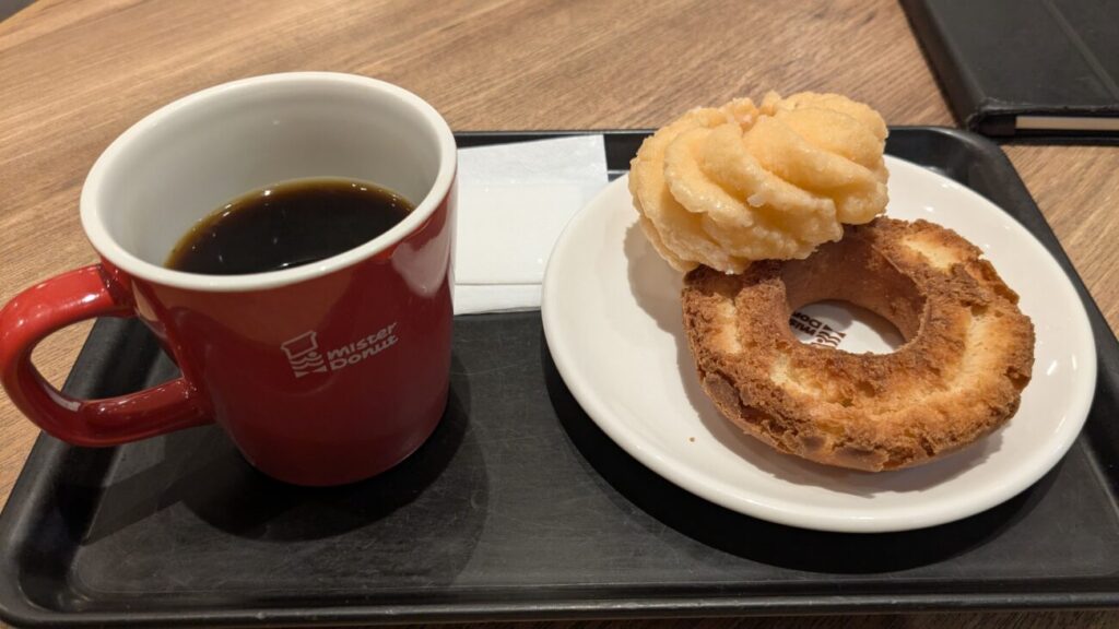 今から食べるドーナツとコーヒーの写真
